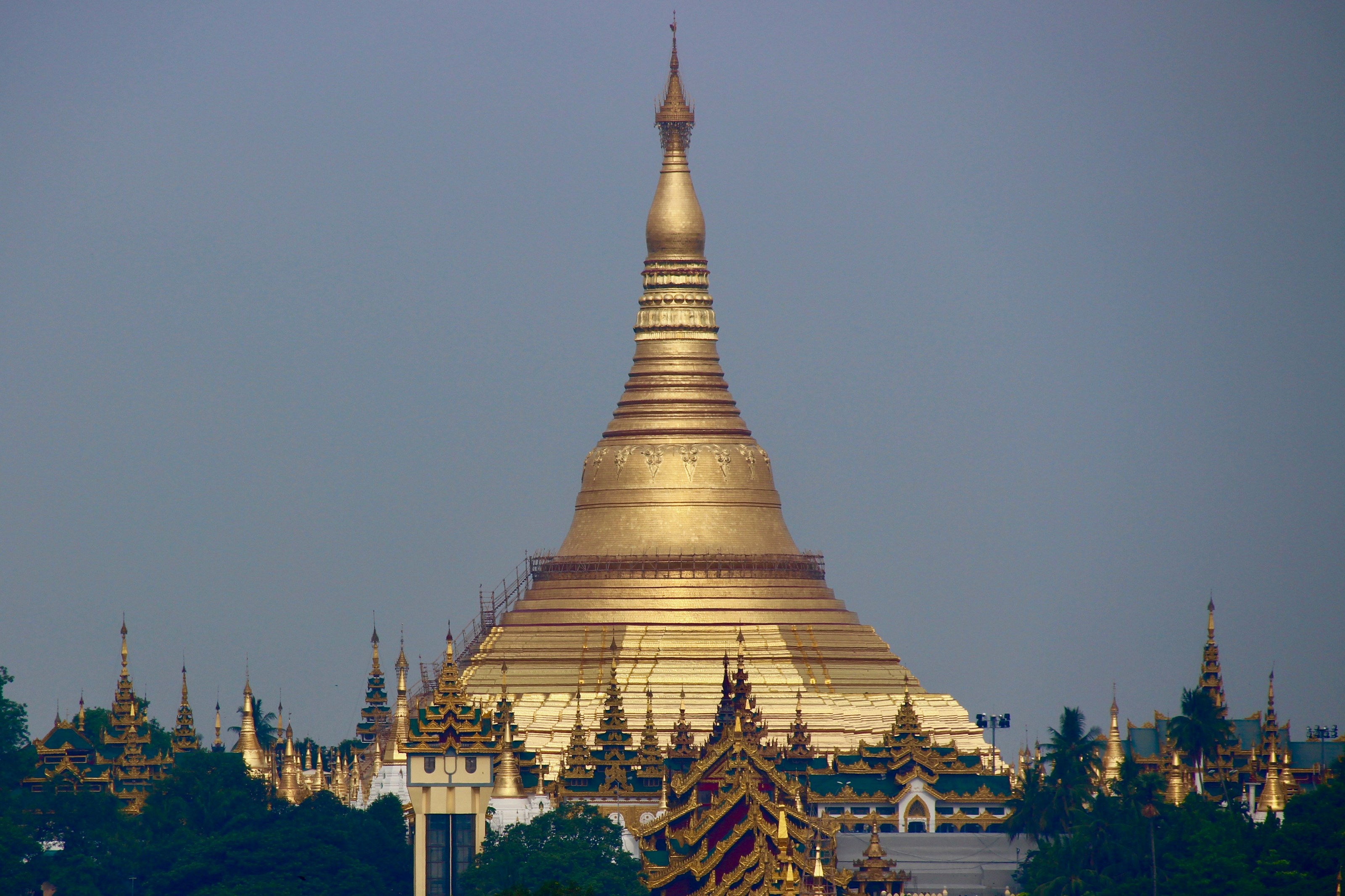 Shwedagonin kullattu pagodi loistaa taivaan tummuessakin. Temppeli on Myanmarin suurimman kaupungin ja bisneskeskuksen, Yangonin maamerkki.