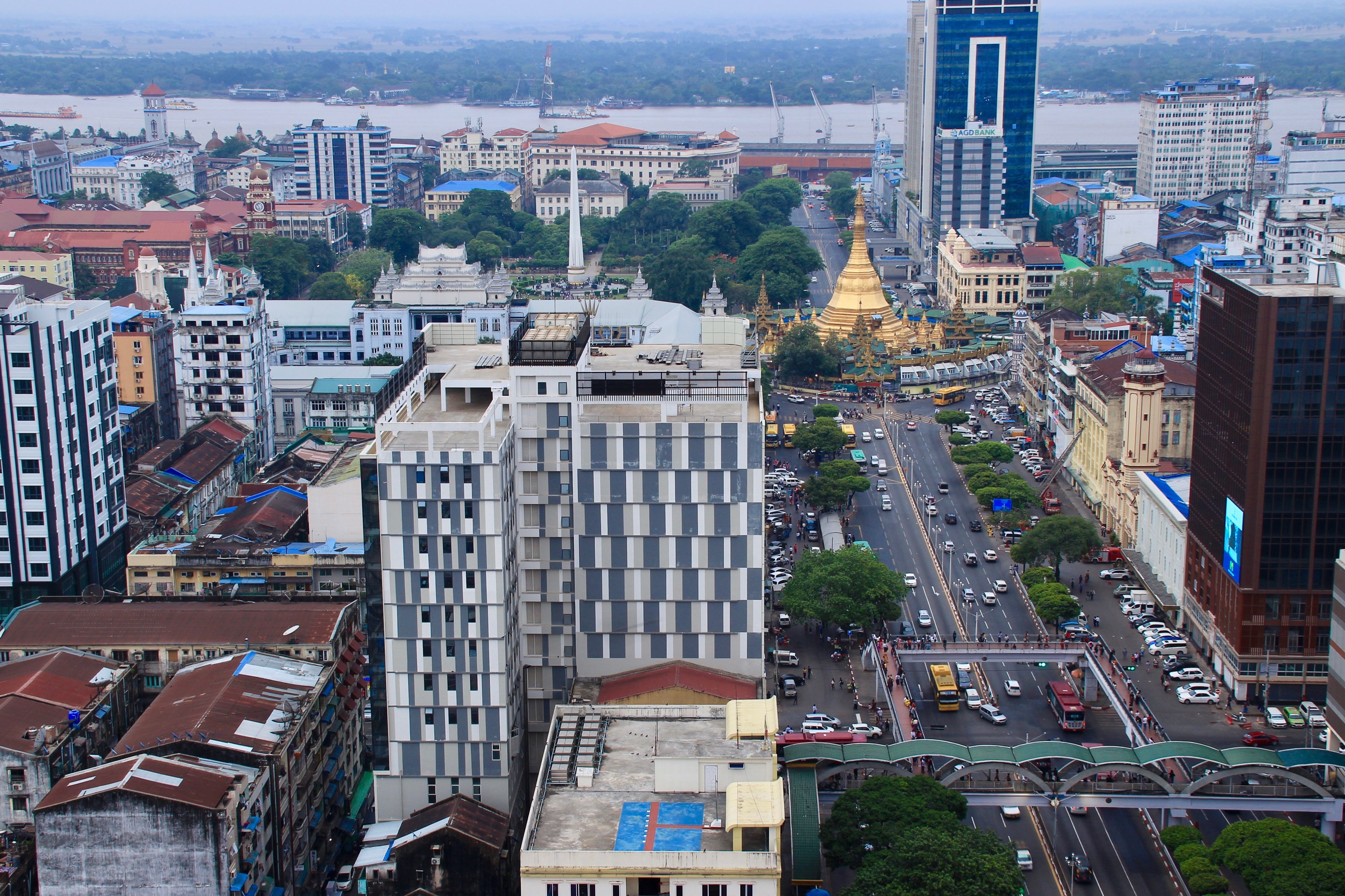 Suurin kaupunki ja bisneskeskus Yangon kuluttaa puolet maan sähköresursseista. Edelleen kaksi kolmasosaa maasta on off grid –aluetta.