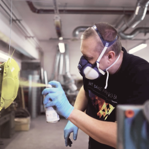 Jari Lust maalaustyössä Mastonissa